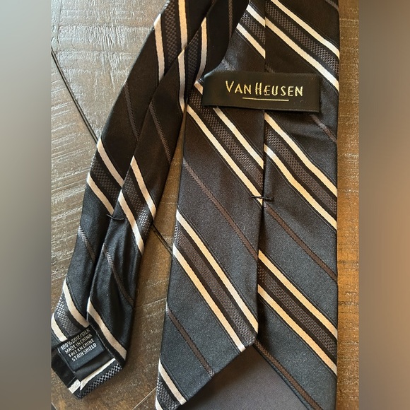 Van Heusen Silk Tie - Picture 4 of 4